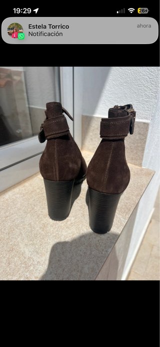 Botines de ante marrón con hebilla