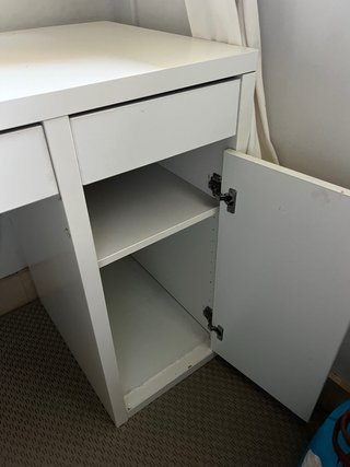 Escritorio infantil blanco con sillas