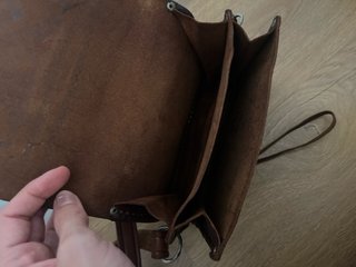 Bolso de piel marrón con grabado