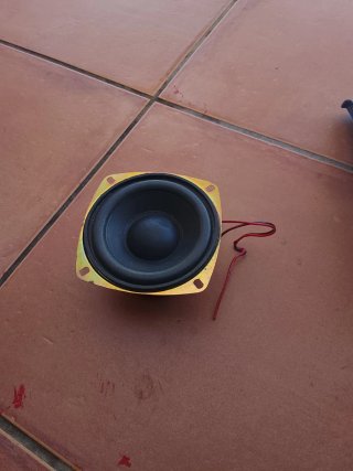 Altavoz de graves dorado