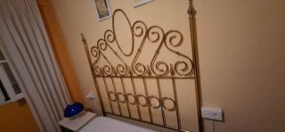 Cabecero de cama metálico dorado 135 cm