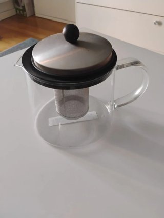 Tetera de cristal nueva con etiquetas