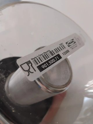 Tetera de cristal nueva con etiquetas