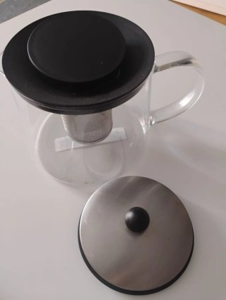 Tetera de cristal nueva con etiquetas