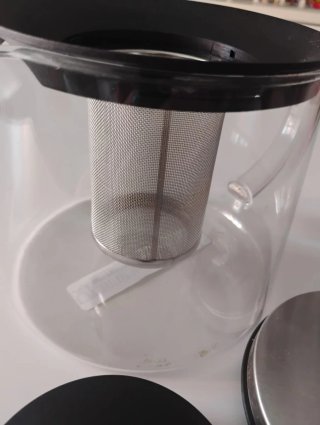 Tetera de cristal nueva con etiquetas