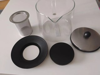 Tetera de cristal nueva con etiquetas