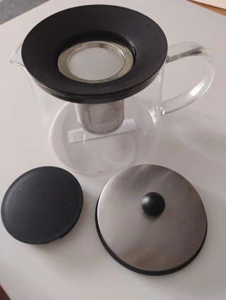 Tetera de cristal nueva con etiquetas
