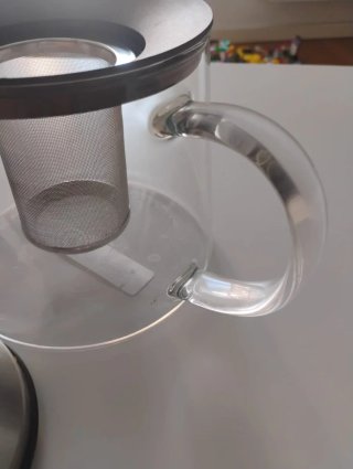 Tetera de cristal nueva con etiquetas