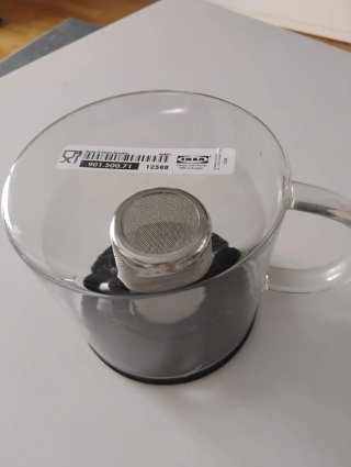 Tetera de cristal nueva con etiquetas
