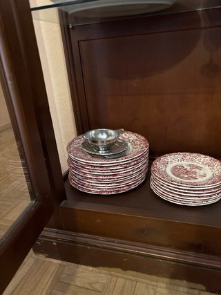 Mueble de madera con vitrina