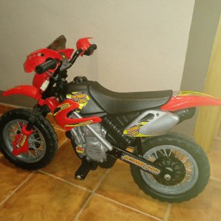 Moto eléctrica infantil Feber