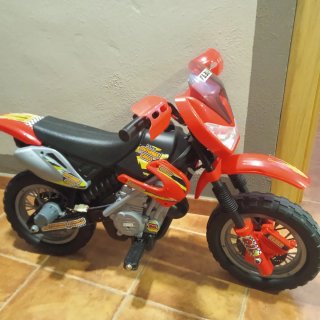 Moto eléctrica infantil Feber