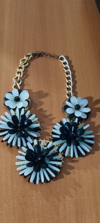 Collana fatta a mano con fiori