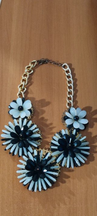 Collana fatta a mano con fiori