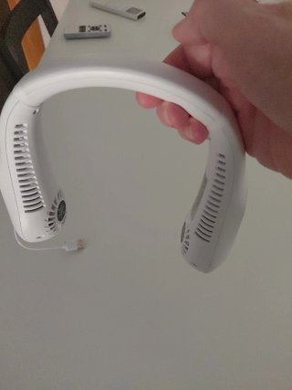 Ventilador de cuello blanco y dorado