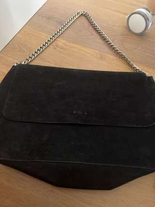 Bolso de piel negro con cadena