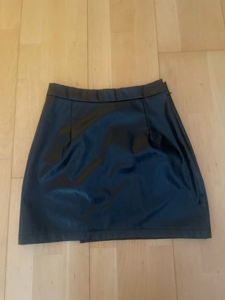 Falda corta negra efecto piel, muy buen estado