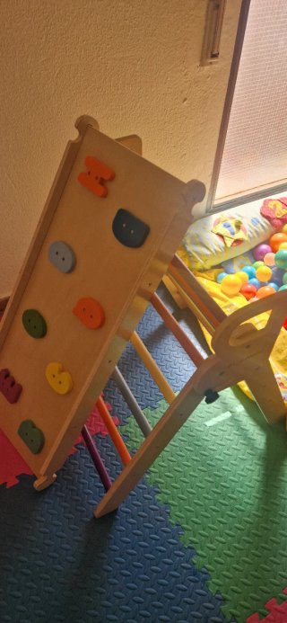 Parque infantil de madera con escalada
