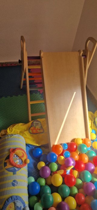 Parque infantil de madera con escalada