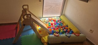 Parque infantil de madera con escalada