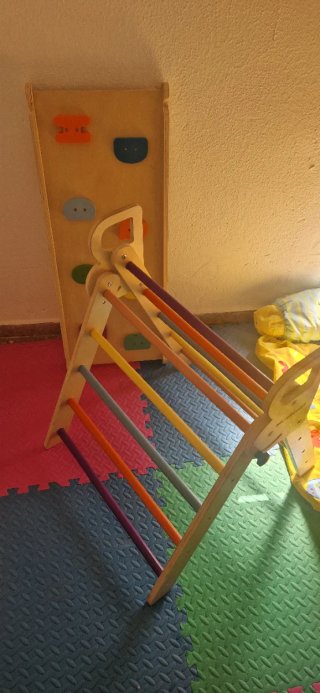 Parque infantil de madera con escalada