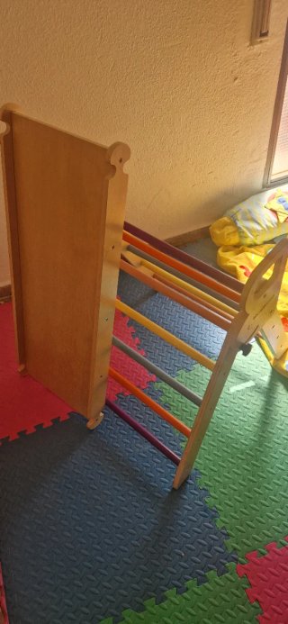 Parque infantil de madera con escalada
