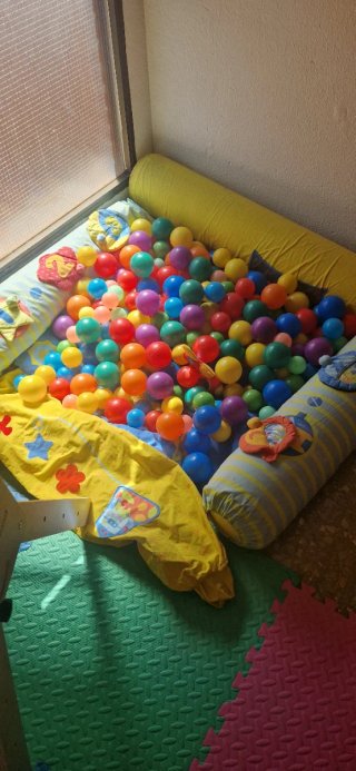 Parque infantil de madera con escalada