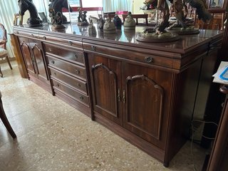 Aparador de salón con espejo
