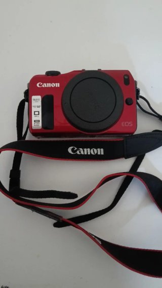 LOTE JOYA Canon EOS M ROJA + 22mm f/2 STM + 75-300