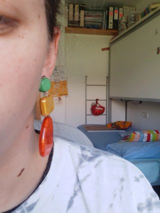 Pendientes colgantes verdes, naranjas y rojos