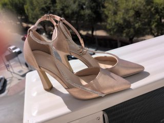 Zapatos de salón nude con brillo y tacón
