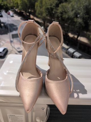 Zapatos de salón nude con brillo y tacón