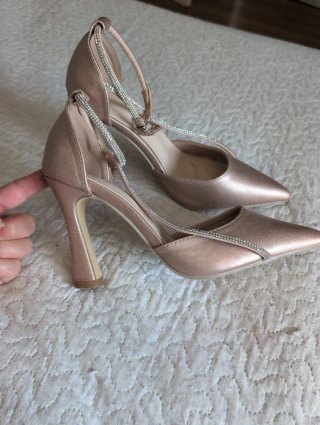 Zapatos de salón nude con brillo y tacón