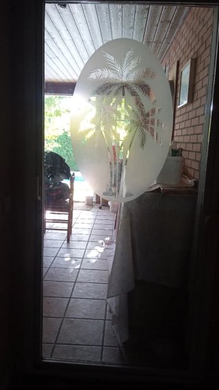 Puerta abatible aluminio con cristal esmerilado