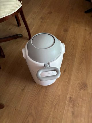Contenedor de pañales blanco y gris