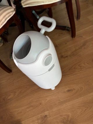 Contenedor de pañales blanco y gris