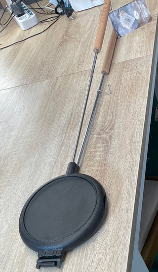 Waflera de hierro fundido con mangos de madera