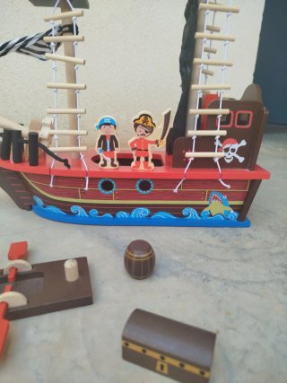 Barco Pirata de Madera con Accesorios