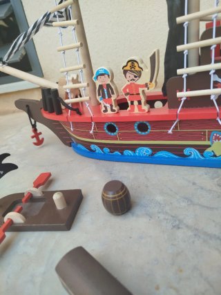 Barco Pirata de Madera con Accesorios