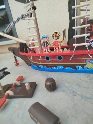 Barco Pirata de Madera con Accesorios