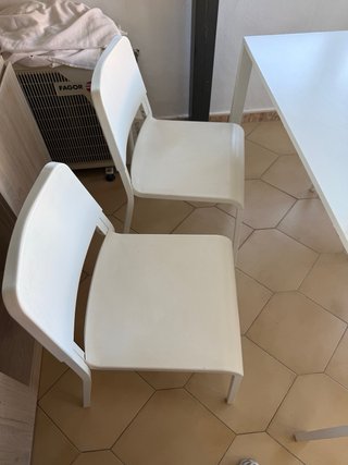 Mesa blanca y 4 sillas