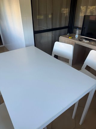 Mesa blanca y 4 sillas