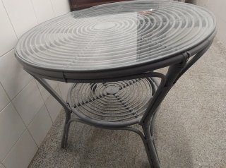 Mesa redonda cristal y plástico gris