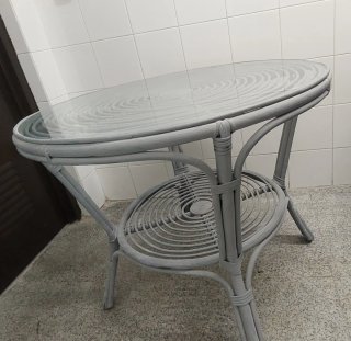 Mesa redonda cristal y plástico gris