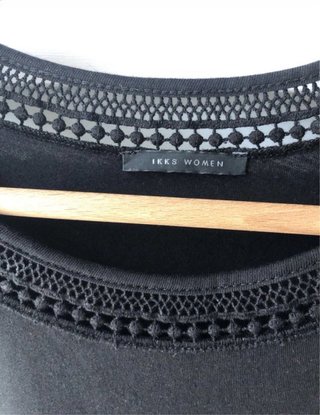 Camiseta IKKS negra con detalles