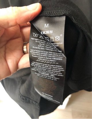 Camiseta IKKS negra con detalles