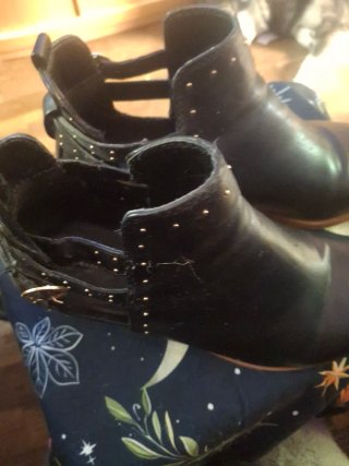 Botines negros con tachuelas