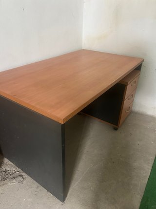 Mesa escritorio madera y metal con cajonera