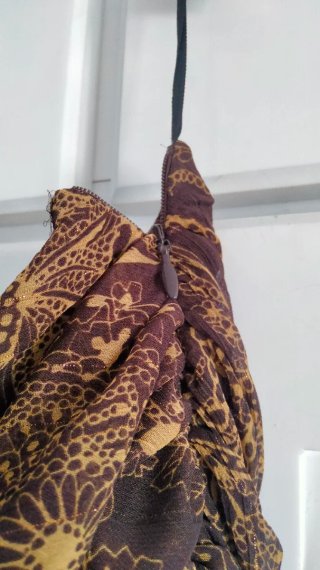 Falda larga estampada marrón e hilo dorado