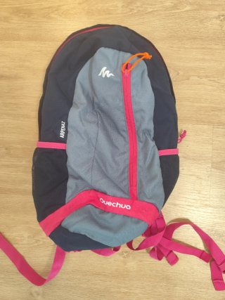 Mochila Quechua gris, azul y rosa